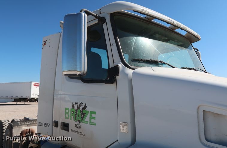 image for item DG6999 2011 Volvo VN semi truck