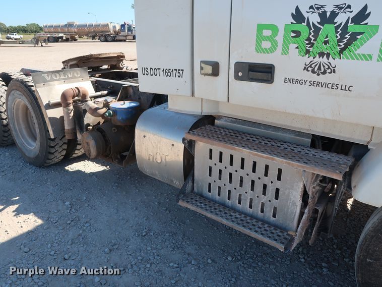 image for item DG6999 2011 Volvo VN semi truck