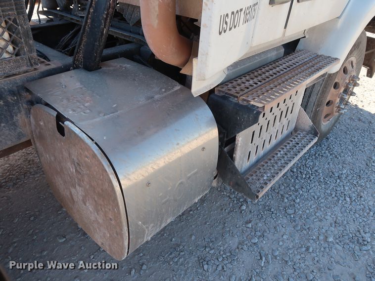 image for item DG6999 2011 Volvo VN semi truck