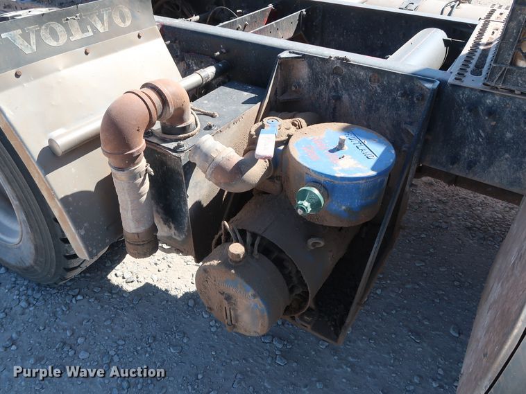 image for item DG6999 2011 Volvo VN semi truck