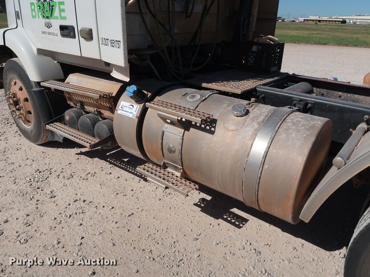 image for item DG6999 2011 Volvo VN semi truck