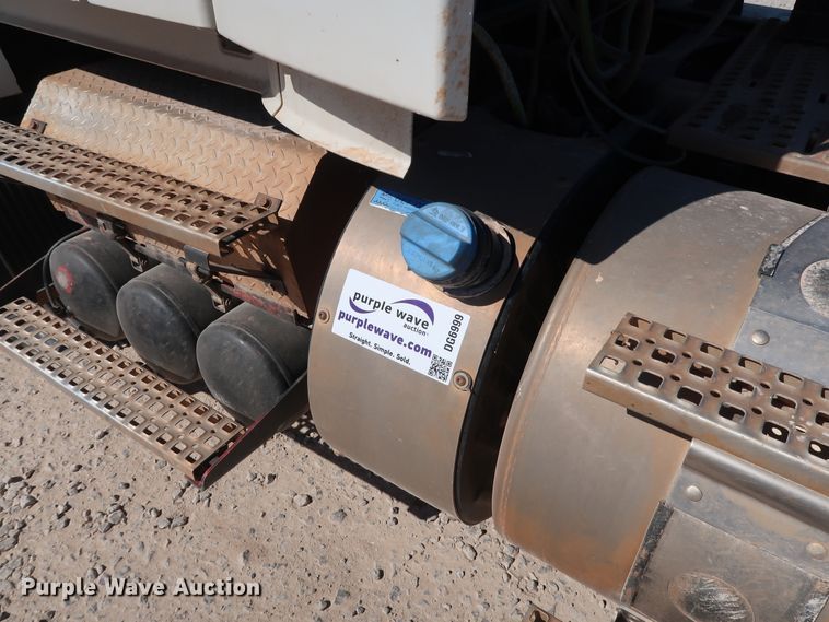 image for item DG6999 2011 Volvo VN semi truck