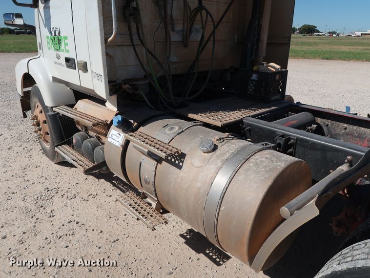 image for item DG6999 2011 Volvo VN semi truck