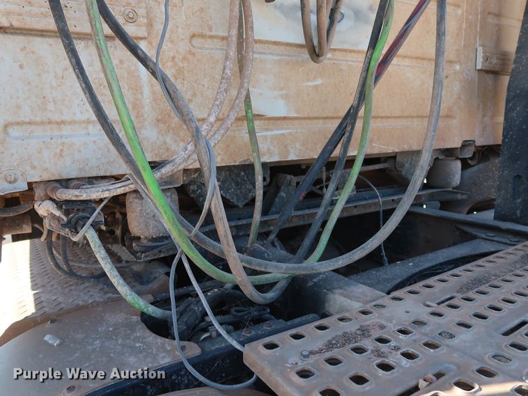 image for item DG6999 2011 Volvo VN semi truck