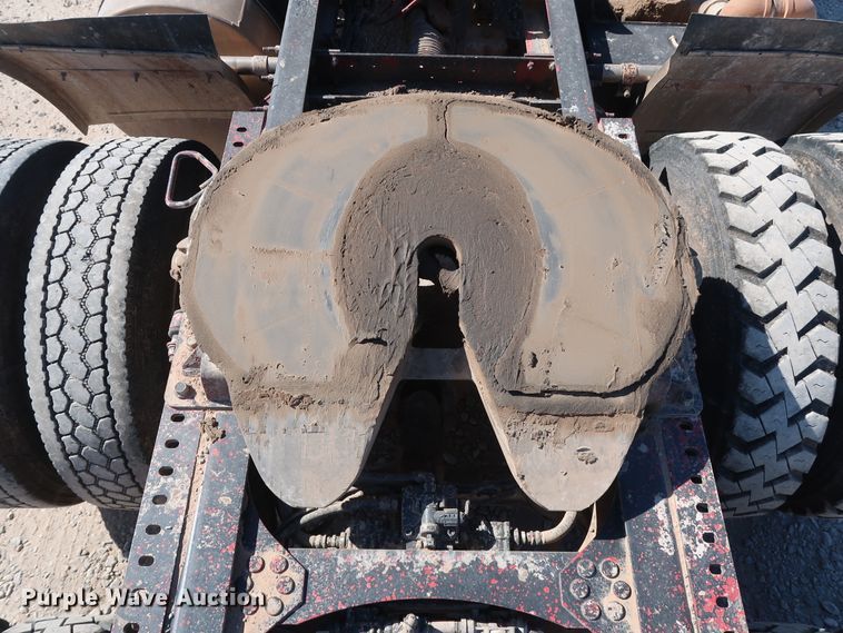 image for item DG6999 2011 Volvo VN semi truck