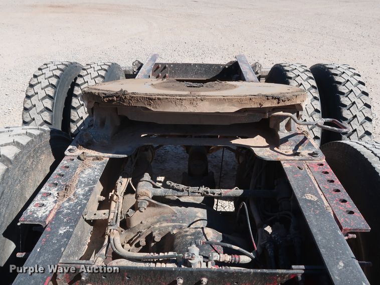 image for item DG6999 2011 Volvo VN semi truck