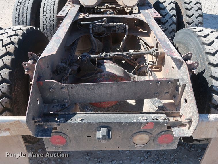 image for item DG6999 2011 Volvo VN semi truck