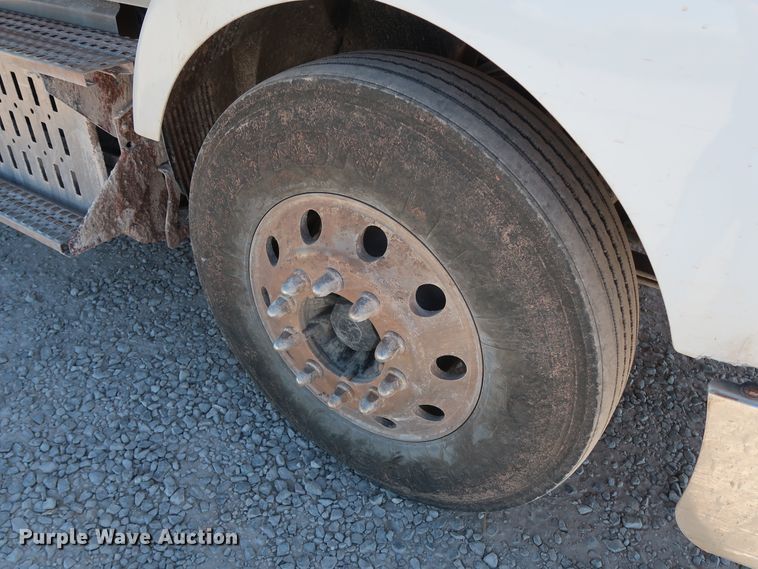 image for item DG6999 2011 Volvo VN semi truck