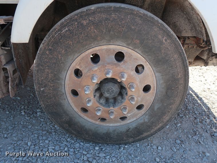 image for item DG6999 2011 Volvo VN semi truck