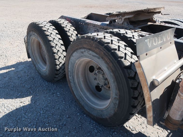 image for item DG6999 2011 Volvo VN semi truck