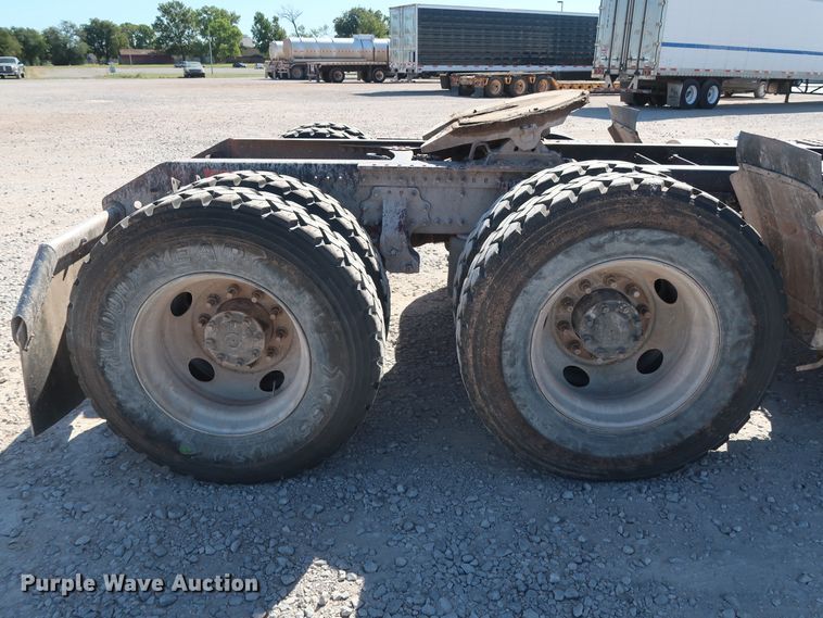 image for item DG6999 2011 Volvo VN semi truck