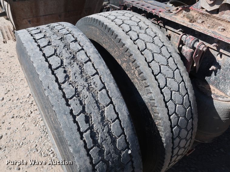 image for item DG6999 2011 Volvo VN semi truck