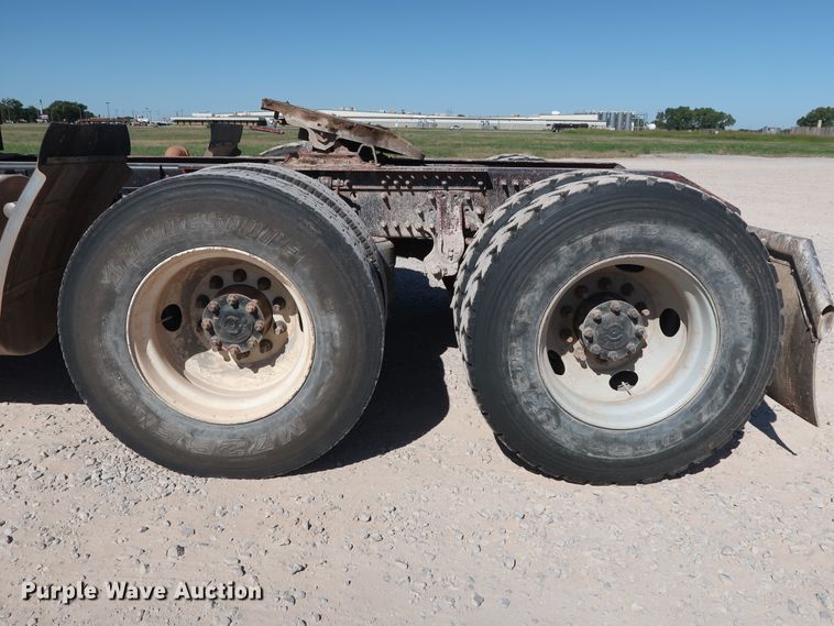 image for item DG6999 2011 Volvo VN semi truck