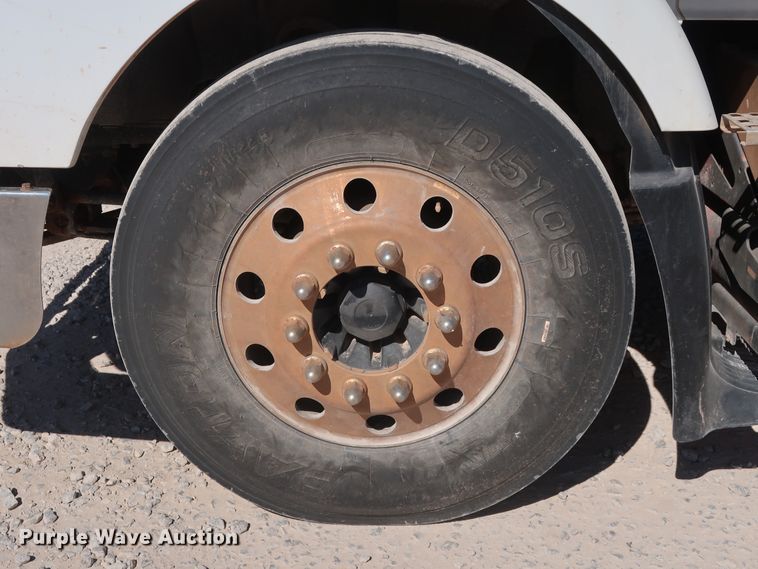 image for item DG6999 2011 Volvo VN semi truck