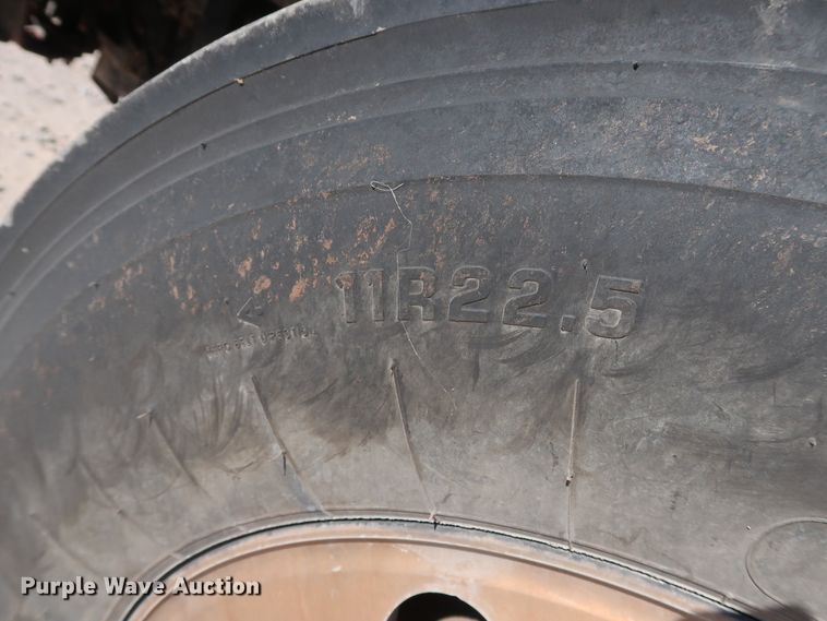 image for item DG6999 2011 Volvo VN semi truck