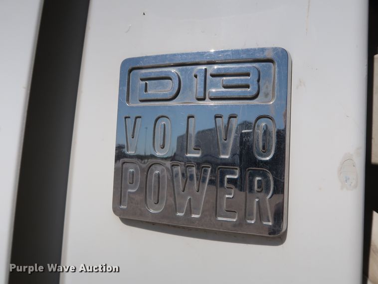 image for item DG6999 2011 Volvo VN semi truck