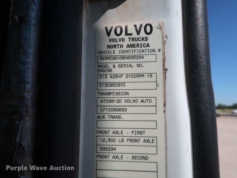 image for item DG6999 2011 Volvo VN semi truck