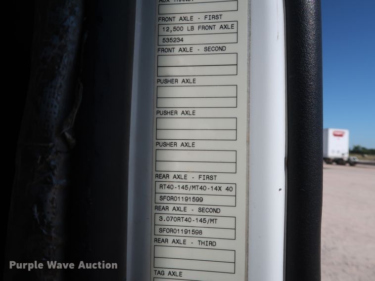 image for item DG6999 2011 Volvo VN semi truck