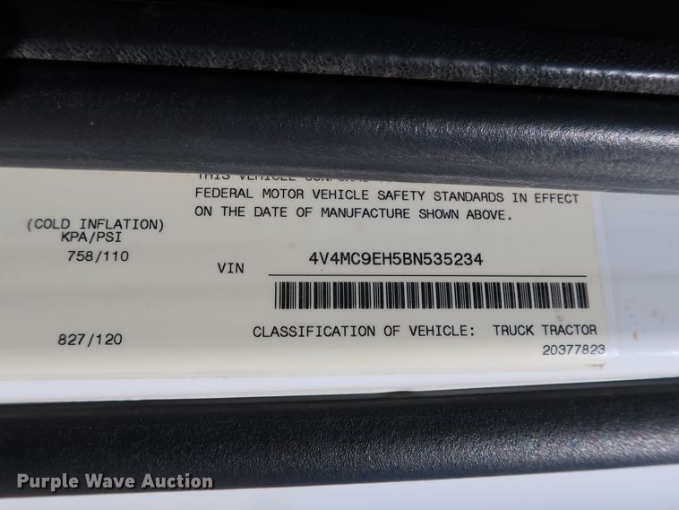 image for item DG6999 2011 Volvo VN semi truck