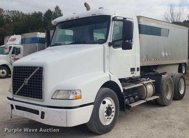 image for item DG8786 2005 Volvo semi truck