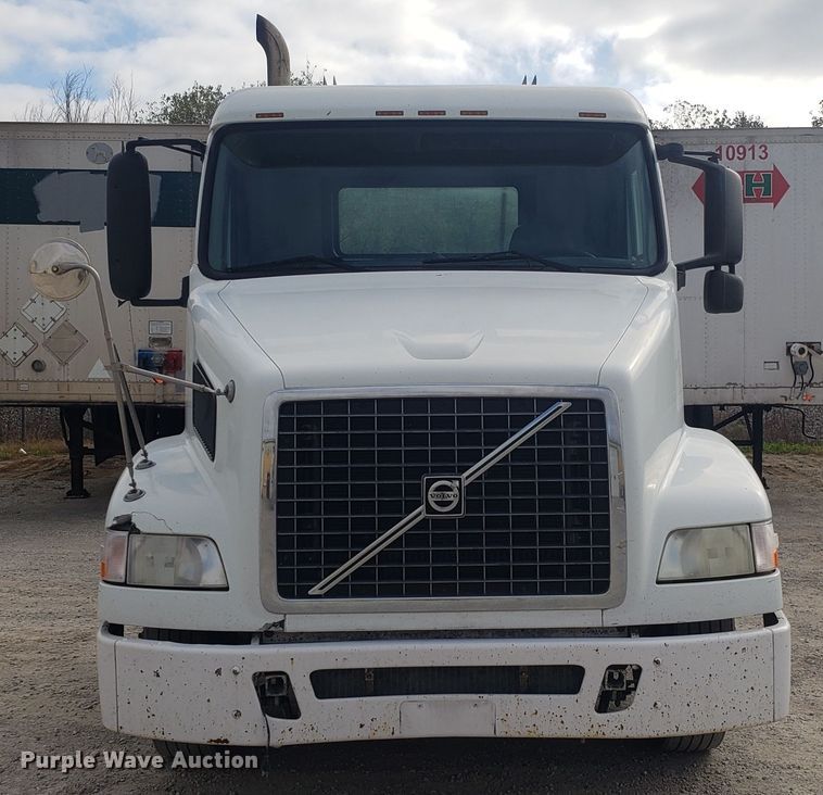 image for item DG8786 2005 Volvo semi truck