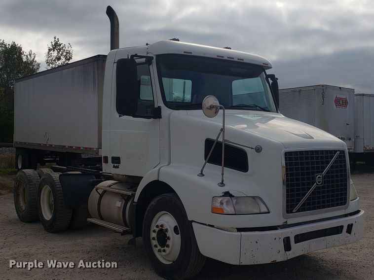 image for item DG8786 2005 Volvo semi truck