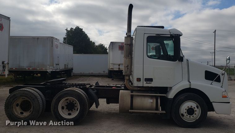 image for item DG8786 2005 Volvo semi truck