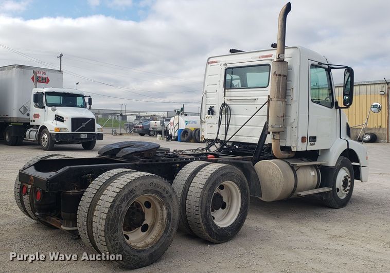 image for item DG8786 2005 Volvo semi truck