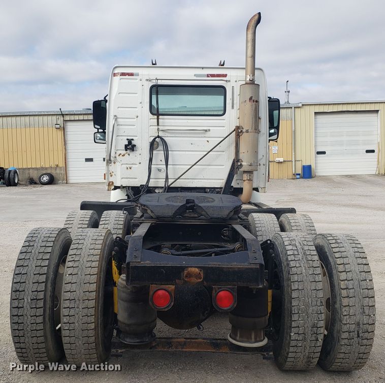 image for item DG8786 2005 Volvo semi truck