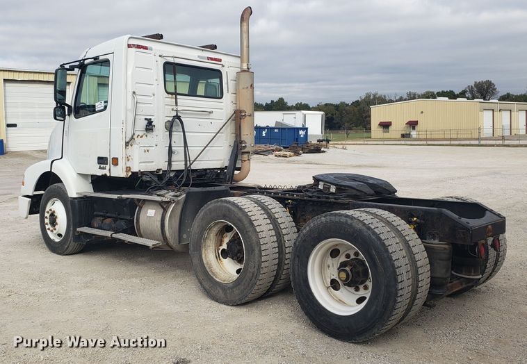 image for item DG8786 2005 Volvo semi truck