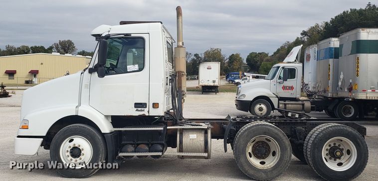 image for item DG8786 2005 Volvo semi truck