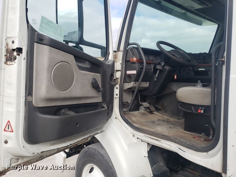 image for item DG8786 2005 Volvo semi truck