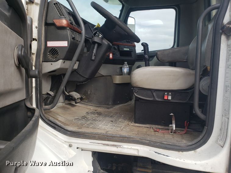 image for item DG8786 2005 Volvo semi truck