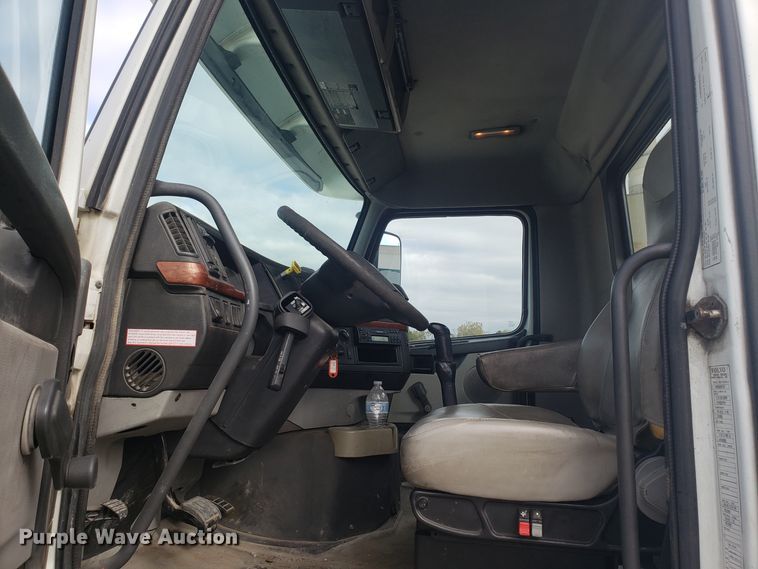 image for item DG8786 2005 Volvo semi truck