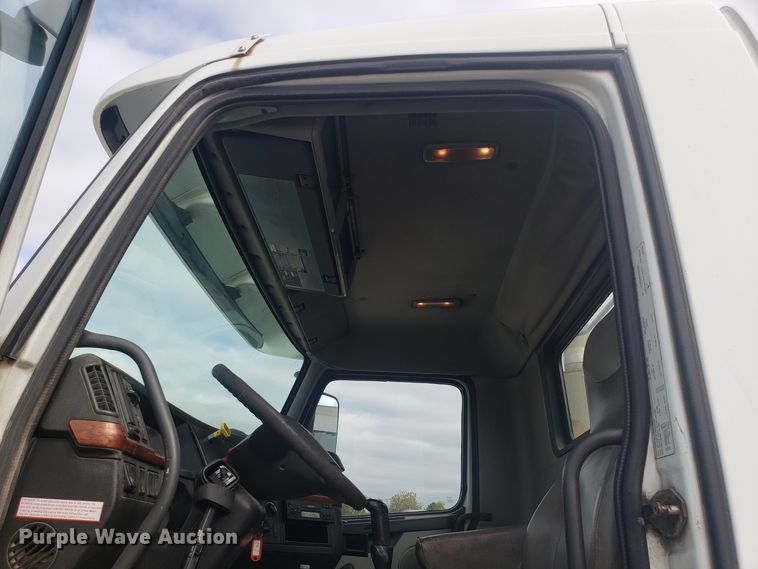 image for item DG8786 2005 Volvo semi truck