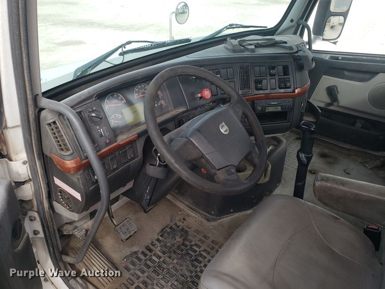 image for item DG8786 2005 Volvo semi truck