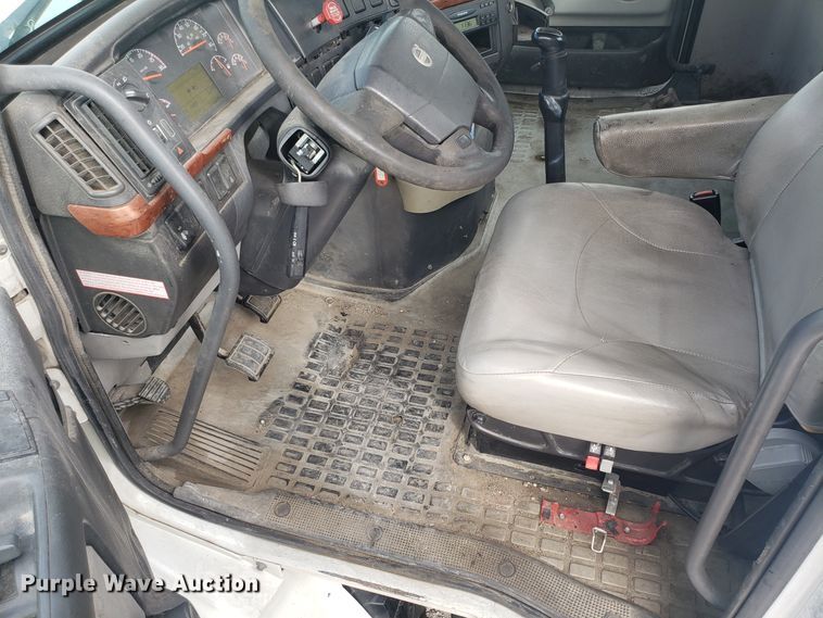 image for item DG8786 2005 Volvo semi truck