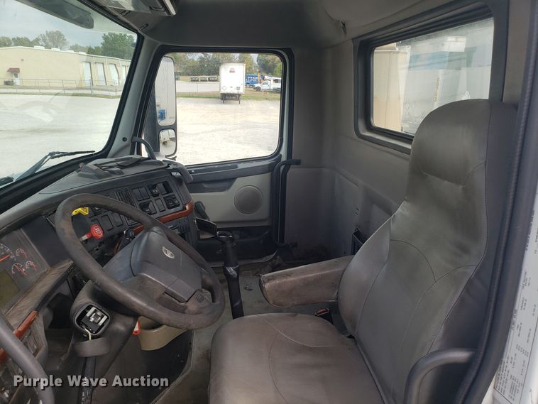 image for item DG8786 2005 Volvo semi truck