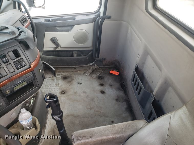 image for item DG8786 2005 Volvo semi truck