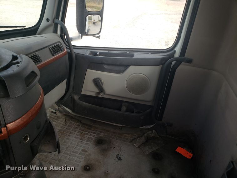 image for item DG8786 2005 Volvo semi truck