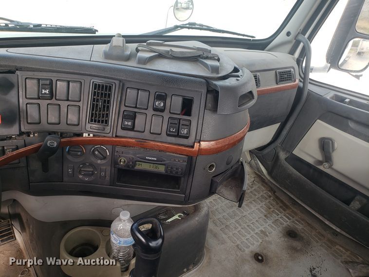 image for item DG8786 2005 Volvo semi truck