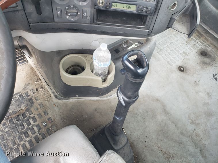 image for item DG8786 2005 Volvo semi truck