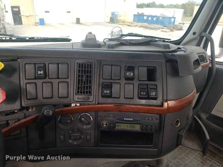 image for item DG8786 2005 Volvo semi truck