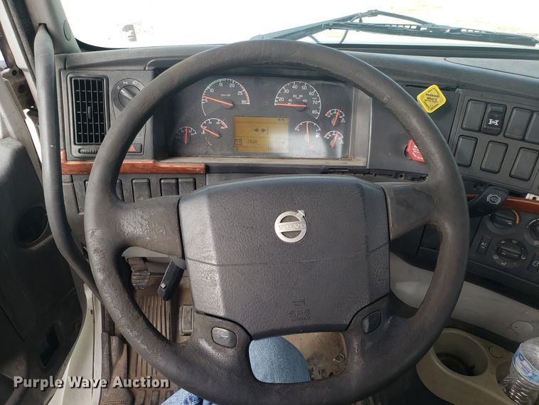 image for item DG8786 2005 Volvo semi truck