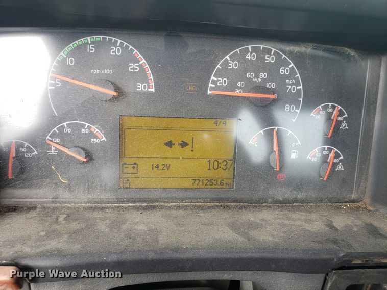 image for item DG8786 2005 Volvo semi truck