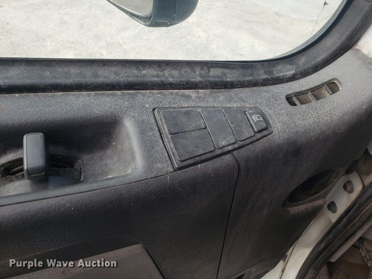 image for item DG8786 2005 Volvo semi truck