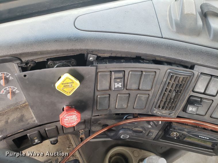 image for item DG8786 2005 Volvo semi truck