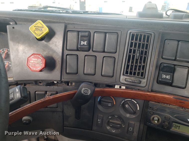 image for item DG8786 2005 Volvo semi truck