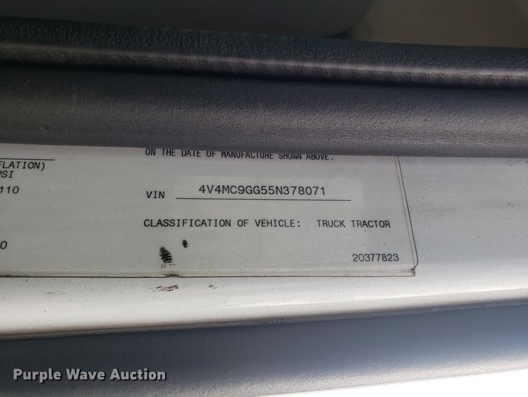 image for item DG8786 2005 Volvo semi truck