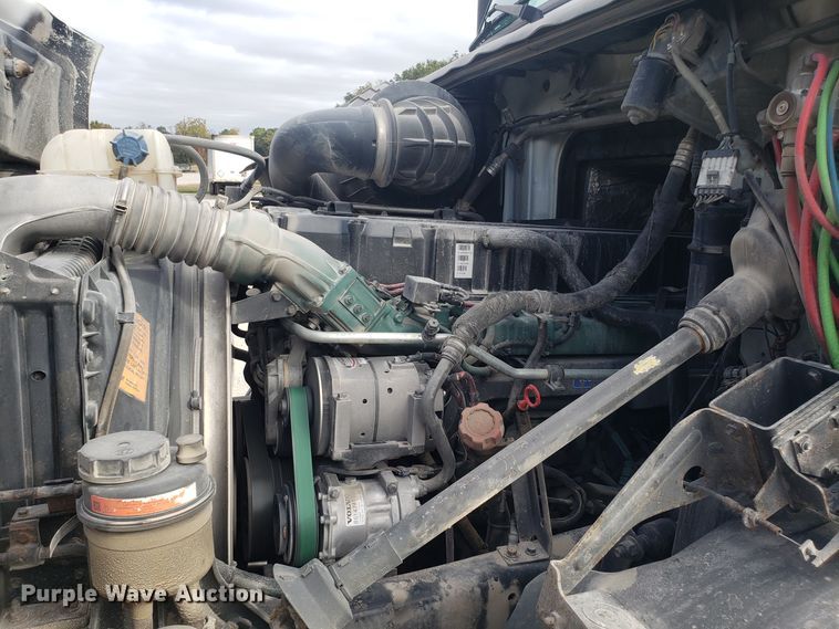 image for item DG8786 2005 Volvo semi truck